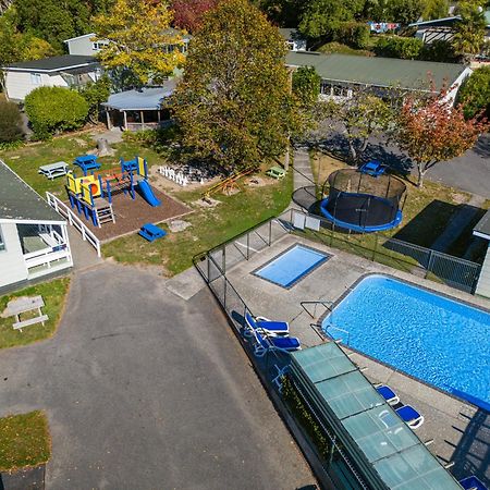 Tasman Holiday Parks Picton Ngoại thất bức ảnh Aerial view of the school's swimming pool