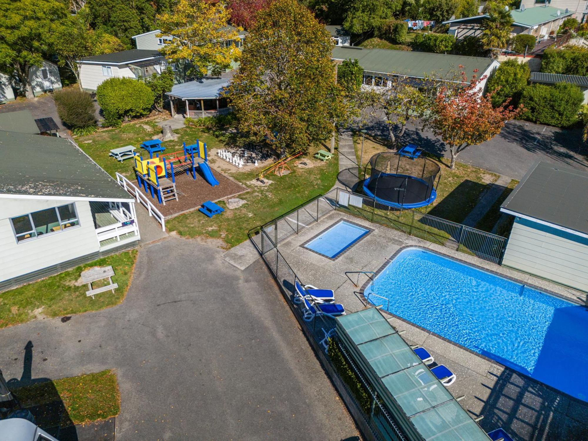 Tasman Holiday Parks Picton Ngoại thất bức ảnh Aerial view of the school's swimming pool