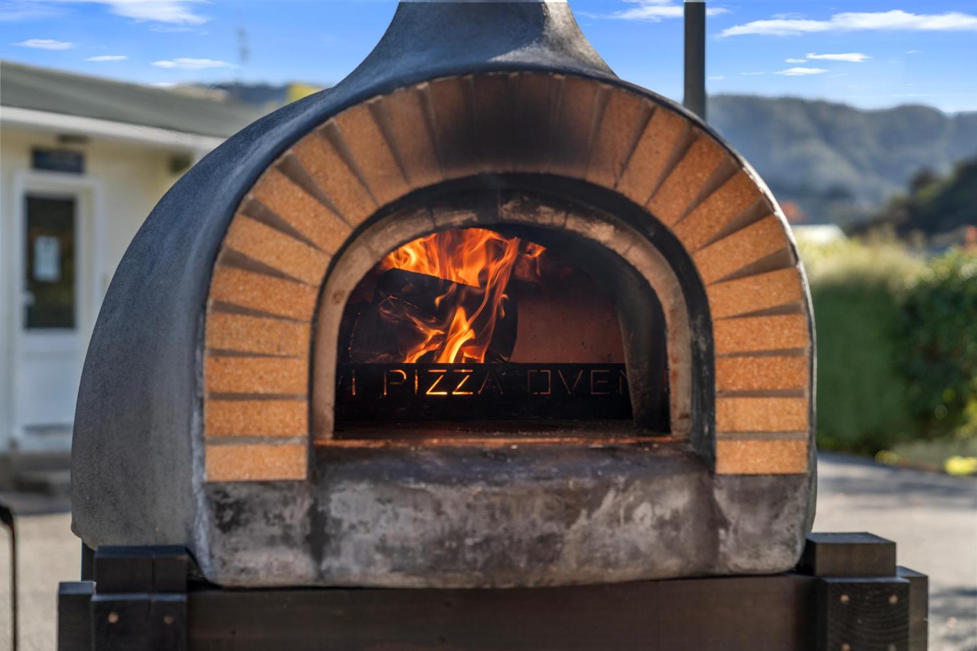 Tasman Holiday Parks Picton Ngoại thất bức ảnh Wood-burning pizza oven