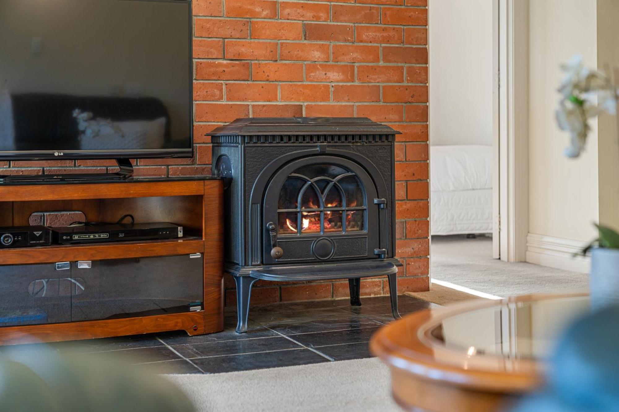 Tasman Holiday Parks Picton Ngoại thất bức ảnh A wood-burning stove
